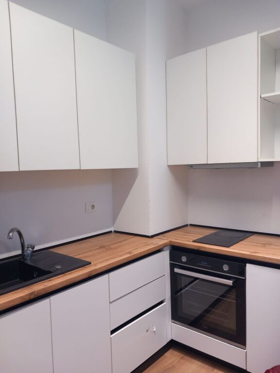 I rent an apartment at Rezidenca Kadiu, previously uninhabited. (Price 400 thousand lek). Agency not accepted