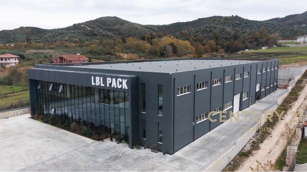 Eksluzive!Ambient Multifunksional për Qira,në Vorë!