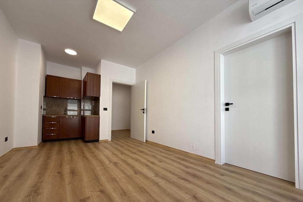 Appartamento 1+1 e veranda in Affitto presso l'ex Esposizione, Tirana