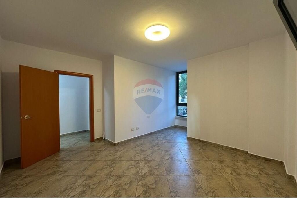 Zyrë - Për Qira - Rruga Dervish Hima, Tiranë