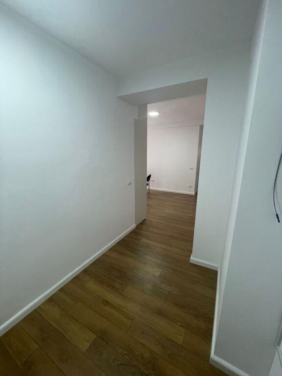 Garden Building, jepet me qera ambient per zyra 2+1+2 (150m2)