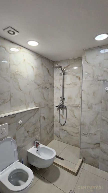 APARTAMENT 1+1 ME QIRA – “9 KATËSHET”, QENDËR TIRANE!