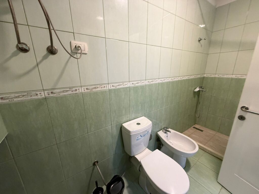 Jepet me qera apartament 2+1 + 2 + 🅿️📍 Astir, pranë Viles L  ✔️ Kati 5✔️ Pallat me ashensor✔️ I mobiluar✔️ Ambient i bollshëm dhe i organizuar mirë✔️ Përfshihet vend parkimi  💰 Çmimi: 600 euro/muaj  📞 Për më shumë informacion ose vizitë, kontaktoni