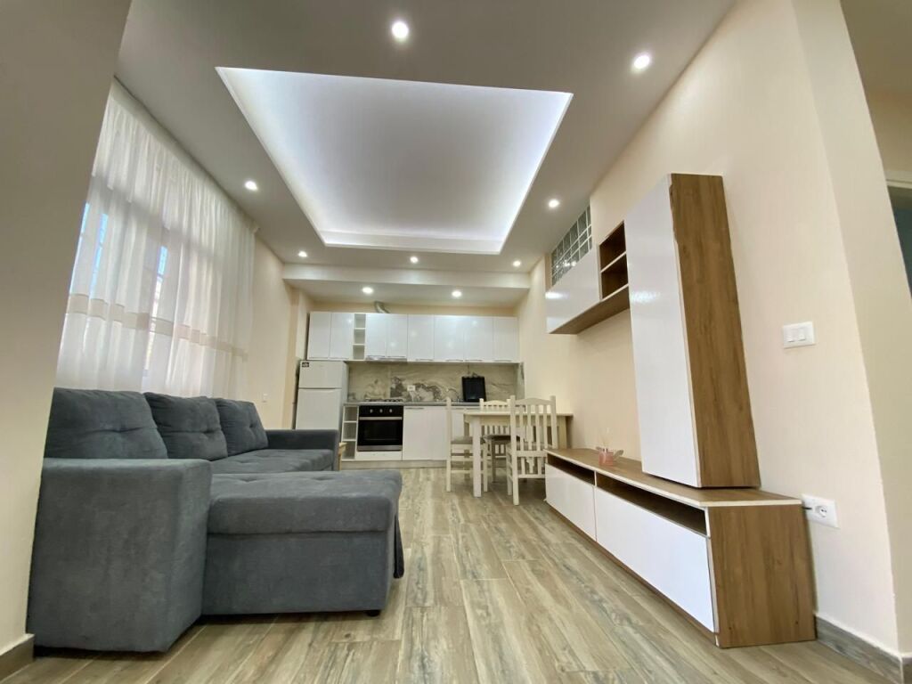 Shitet Apartament 1+1 prane muzeumit durres