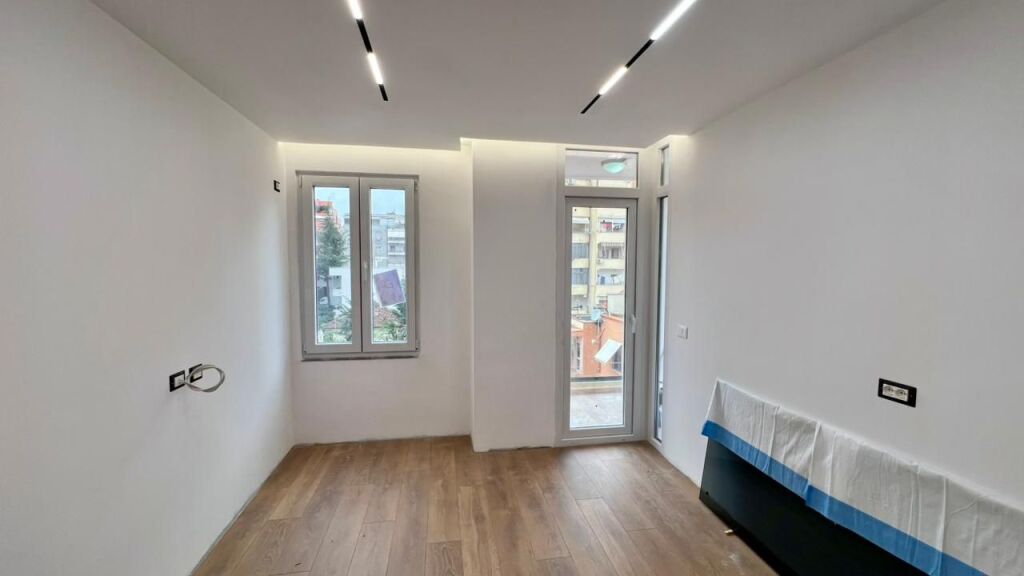 🏠 IN VENDITA: Appartamento 1+1 📍 21 Dhjetori (Vicino Hotel Mondial) - Palazzo nuovo su strada principale - €158.000 - 2° Piano - 56m² || Una delle zone più richieste della città 🔥