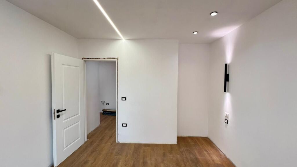 🏠 IN VENDITA: Appartamento 1+1 📍 21 Dhjetori (Vicino Hotel Mondial) - Palazzo nuovo su strada principale - €158.000 - 2° Piano - 56m² || Una delle zone più richieste della città 🔥
