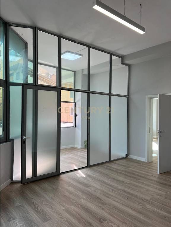 Ambient zyre për Qira – Komuna e Parisit !