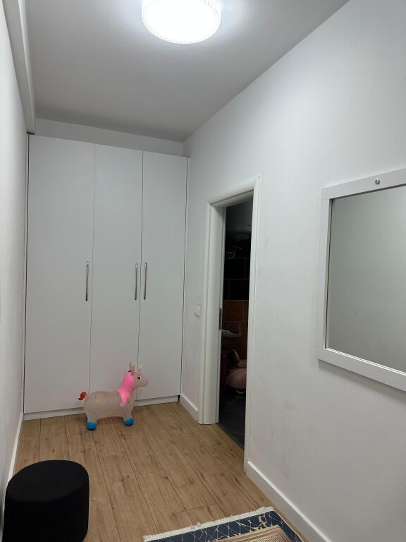 Shitet apartament 2+1 Tek kompleksi Tom Doshi me Shkoze