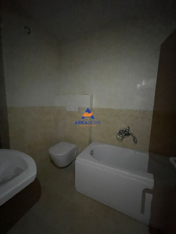 JEPET ZYRE ME QERA 104M2 "KULLAT BINJAKE ( PAS SKY TOWER)" 2675 EURO