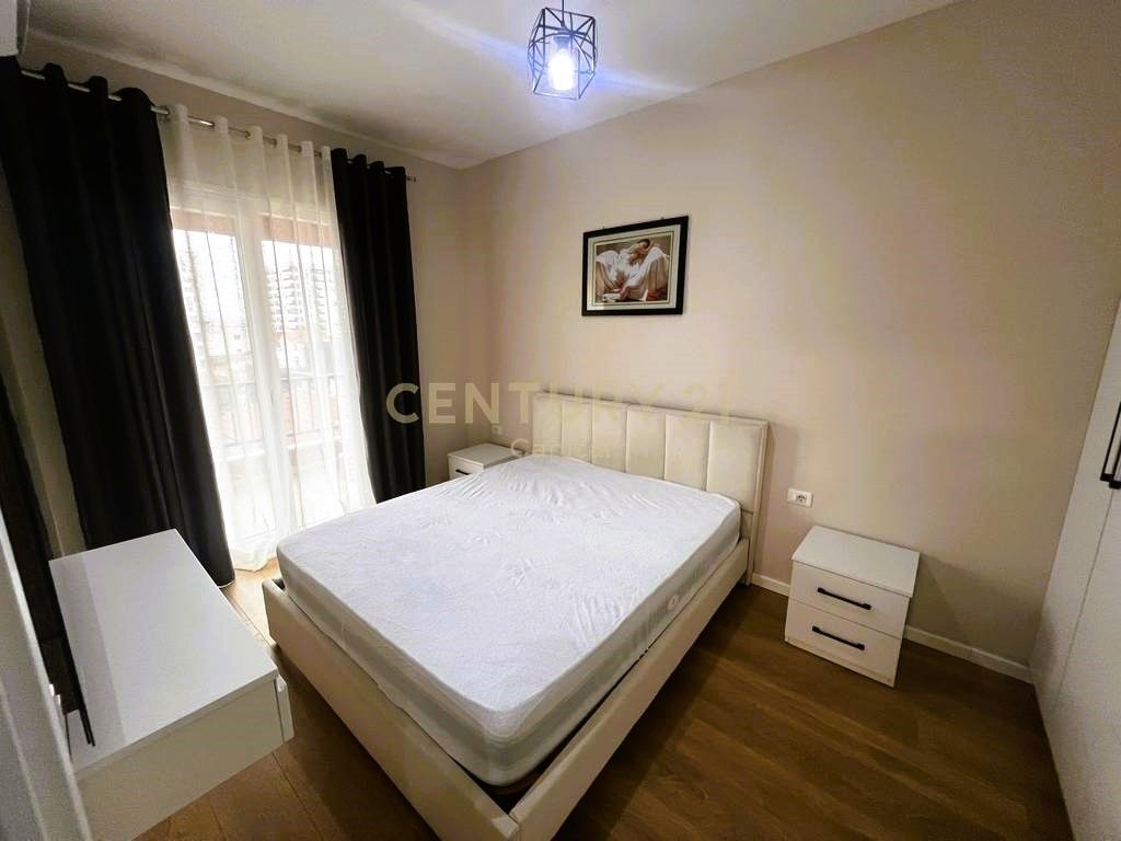 Aprtament 1+1+Post Parkimi, për qira në rrugën “5 Maji”!
