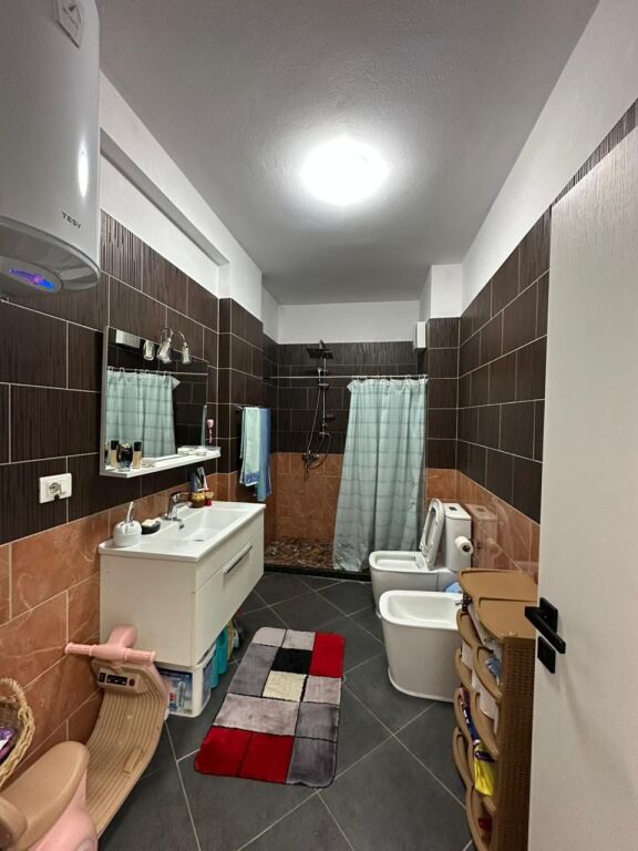 Shitet apartament 2+1 Tek kompleksi Tom Doshi me Shkoze