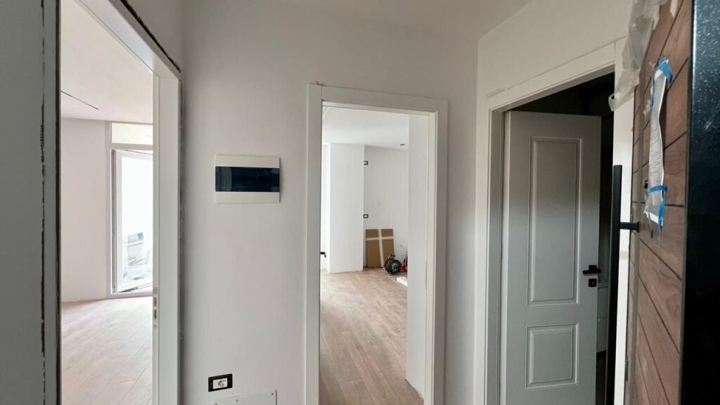 🏠SHITET: 1+1📍21 Dhjetori (Prane Hotel Mondial) - Pallat i Ri Buze Rruges Kryesore - 155,000€ - K.2 - Sp.54m² || Nje nder zonat me te kerkuara te qytetit🔥