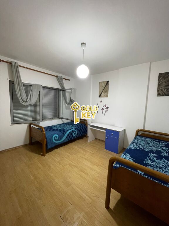 🏡 APARTAMENT ME QERA 2+1 (Pranë Bulevardit, Durrës)