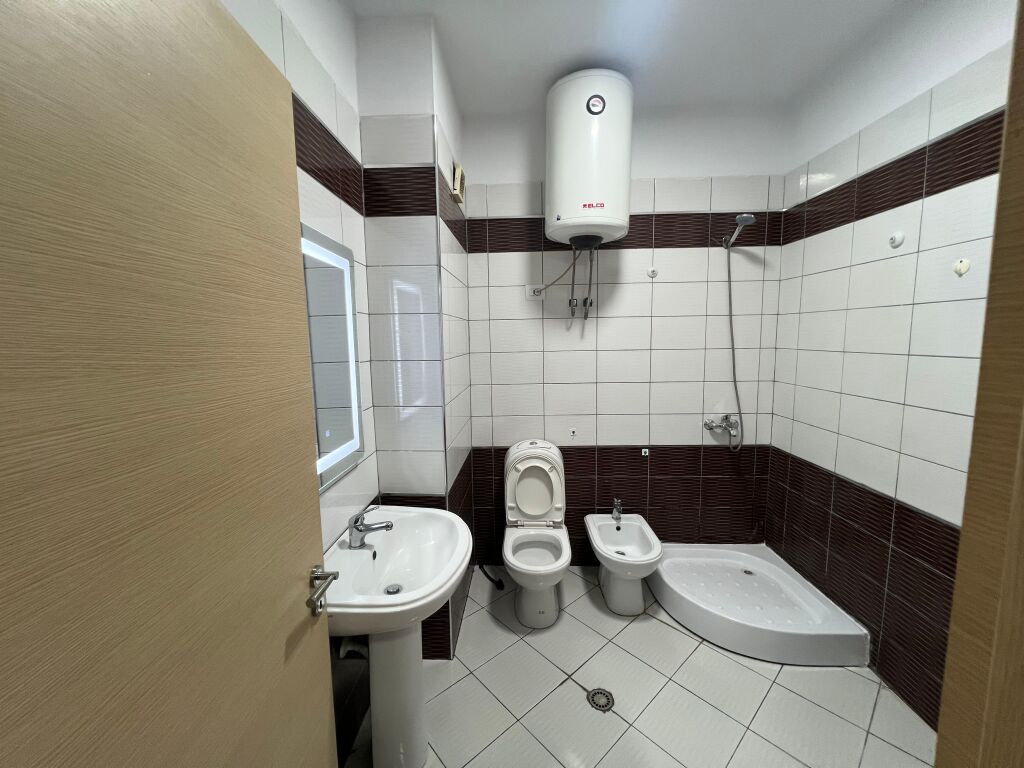 Shitet 1+1, Misto Mame, 1400€/m2, Rr. Kryesore