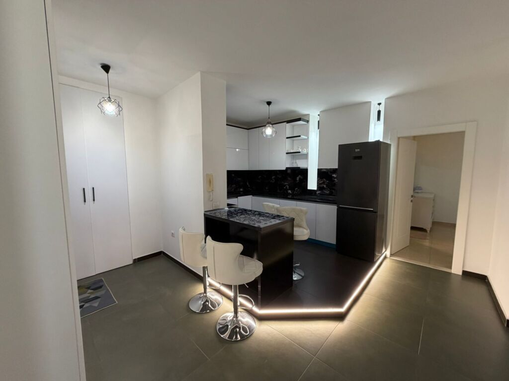 Jepet me qera apartament 2+1 + 2 + 🅿️📍 Astir, pranë Viles L  ✔️ Kati 5✔️ Pallat me ashensor✔️ I mobiluar✔️ Ambient i bollshëm dhe i organizuar mirë✔️ Përfshihet vend parkimi  💰 Çmimi: 600 euro/muaj  📞 Për më shumë informacion ose vizitë, kontaktoni