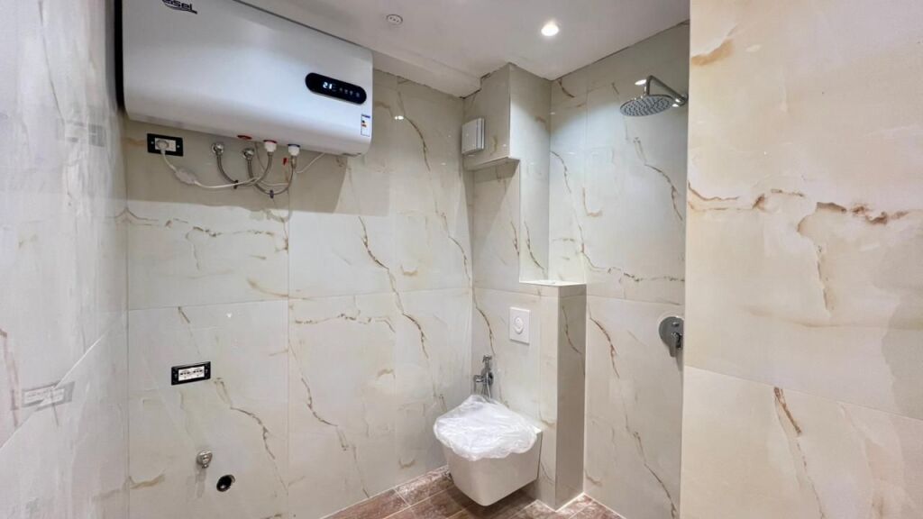 🏠 IN VENDITA: Appartamento 1+1 📍 21 Dhjetori (Vicino Hotel Mondial) - Palazzo nuovo su strada principale - €158.000 - 2° Piano - 56m² || Una delle zone più richieste della città 🔥