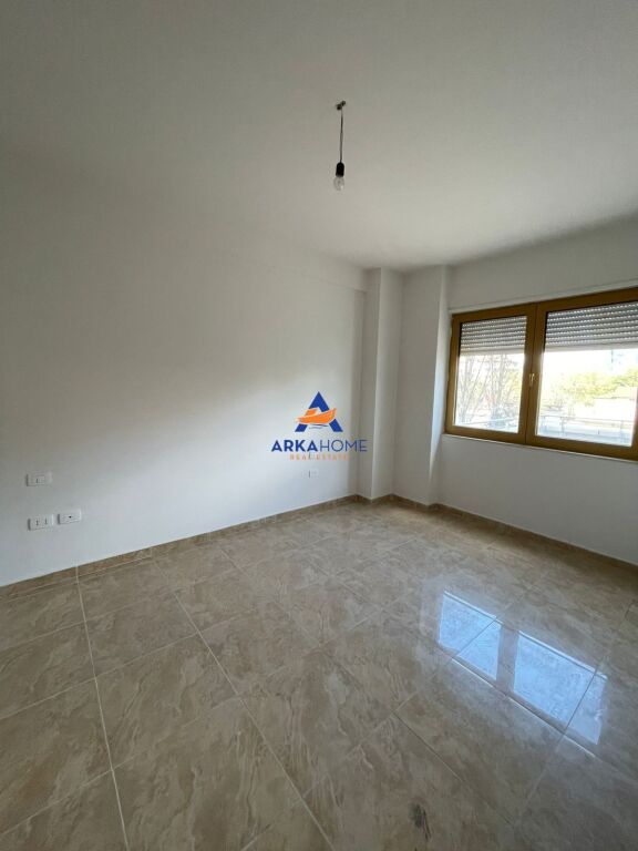 JEPET ZYRE ME QERA 104M2 "KULLAT BINJAKE ( PAS SKY TOWER)" 2675 EURO