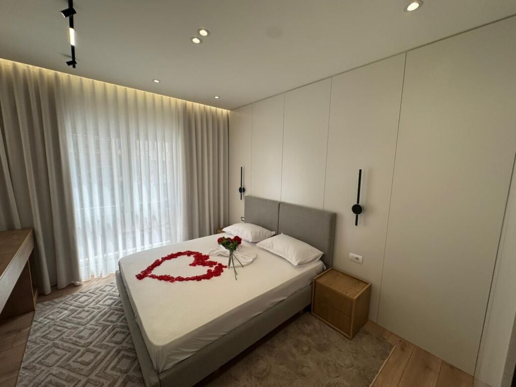 Appartamento 2+1+2 in affitto  Indirizzo: Zogu I zi  5° piano  Arredato e mai abitato prima  Superficie 120 m2  Prezzo 1100€ trattabile