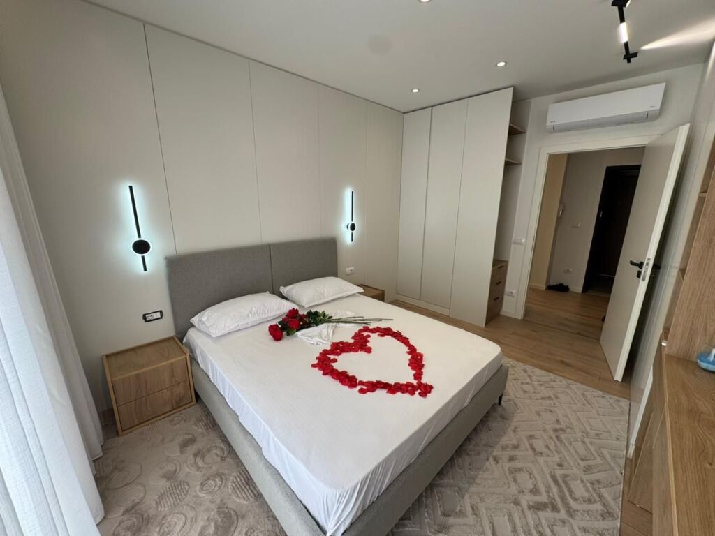 Appartamento 2+1+2 in affitto  Indirizzo: Zogu I zi  5° piano  Arredato e mai abitato prima  Superficie 120 m2  Prezzo 1100€ trattabile