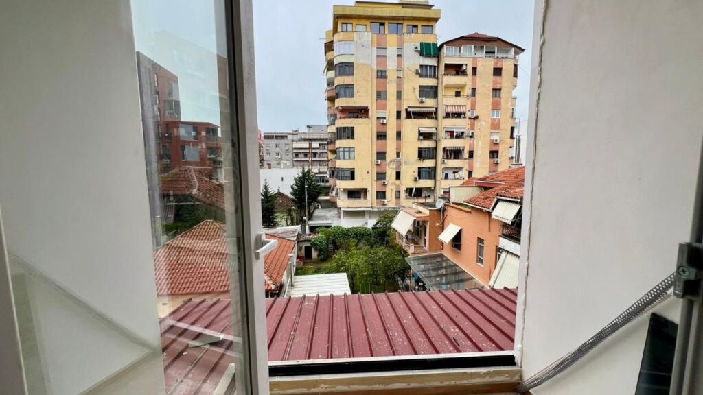 🏠 IN VENDITA: Appartamento 1+1 📍 21 Dhjetori (Vicino Hotel Mondial) - Palazzo nuovo su strada principale - €158.000 - 2° Piano - 56m² || Una delle zone più richieste della città 🔥