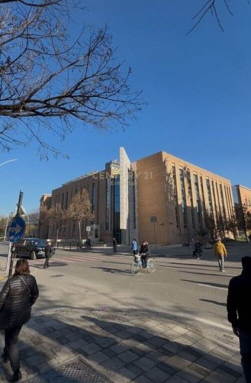 Mercato Cam - Vendesi al piano terra fronte strada con affitto attivo vicino alla Banca d'Albania