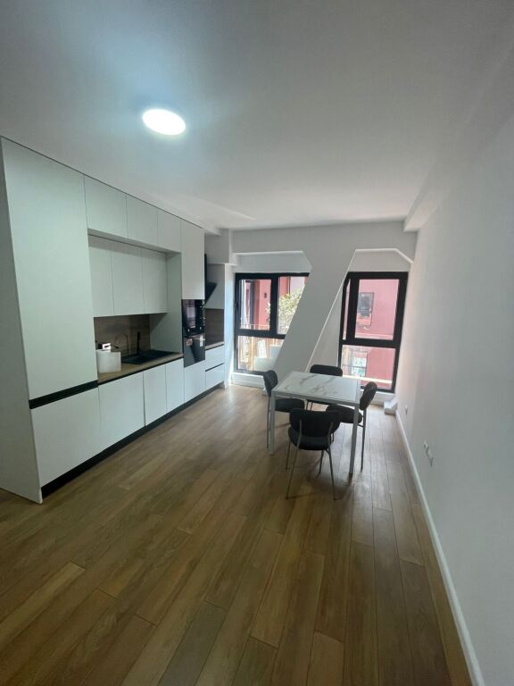 Garden Building, jepet me qera ambient per zyra 2+1+2 (150m2)