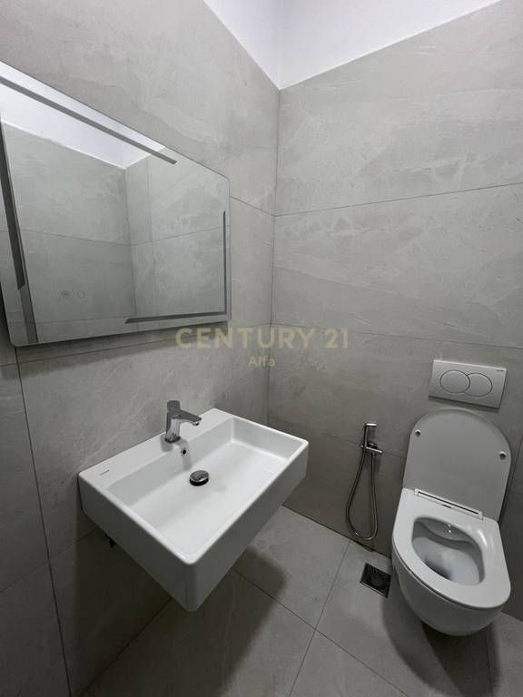 Ambient zyre për Qira – Komuna e Parisit !