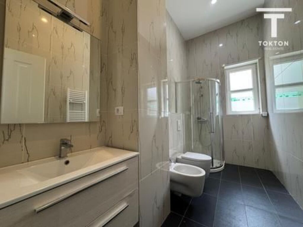 QIRA, VILË INDIVIDUALE ROLLING HILLS RESIDENCE, TEG