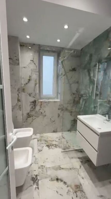 ZYRE PER QERA FASADE NE RRUGEN KRYESORE