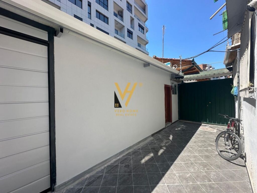 JEPET MAGAZINE 50 M2 ME QERA TE MUHAMET GJOLLESHA 50.000 LEKE