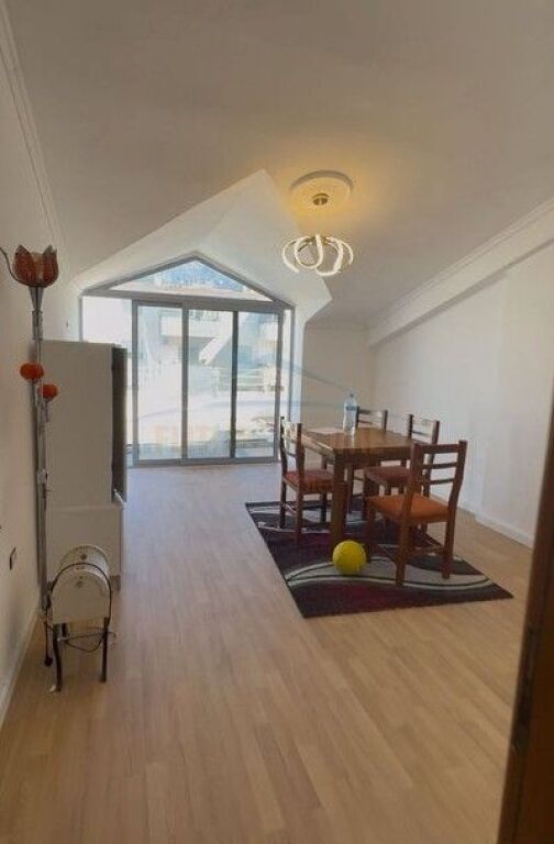 Shitet,Apartament 1+1+Verande, Rruga e Thesarit, Fresk