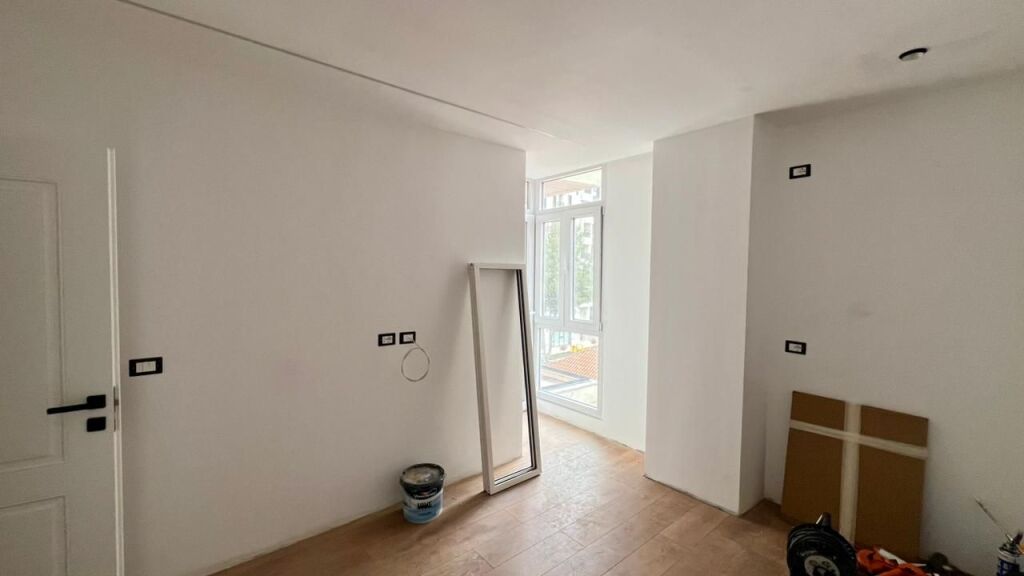 🏠SHITET: 1+1📍21 Dhjetori (Prane Hotel Mondial) - Pallat i Ri Buze Rruges Kryesore - 155,000€ - K.2 - Sp.54m² || Nje nder zonat me te kerkuara te qytetit🔥