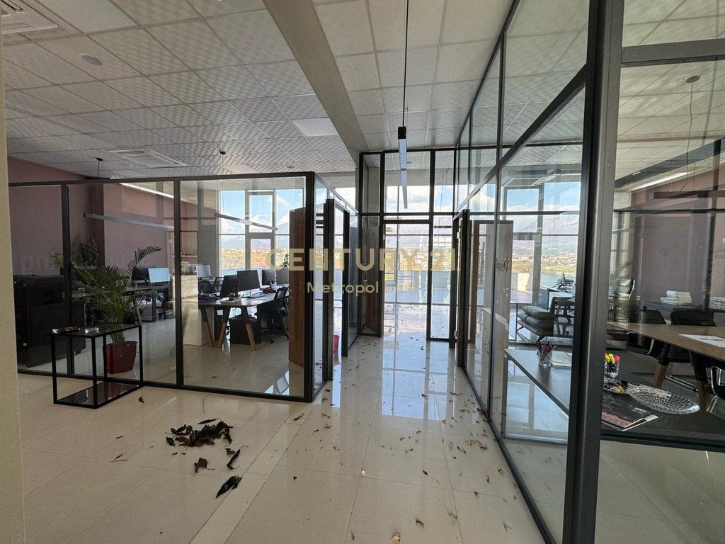 AMBJENT KOMERCIAL+VERANDE PANORAMIKE+ 2 VENDE PARKIMI NE ZONEN E SAUKUT