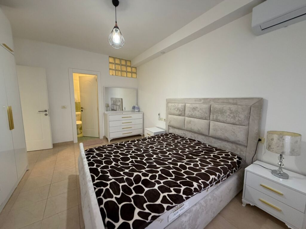 Jepet me qera apartament 2+1 + 2 + 🅿️📍 Astir, pranë Viles L  ✔️ Kati 5✔️ Pallat me ashensor✔️ I mobiluar✔️ Ambient i bollshëm dhe i organizuar mirë✔️ Përfshihet vend parkimi  💰 Çmimi: 600 euro/muaj  📞 Për më shumë informacion ose vizitë, kontaktoni