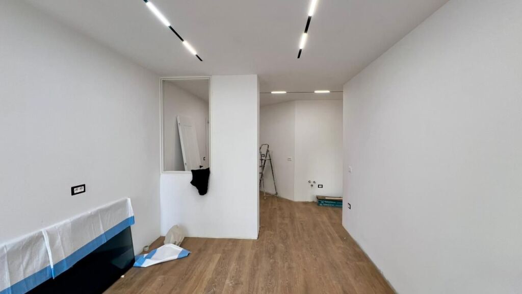 🏠 IN VENDITA: Appartamento 1+1 📍 21 Dhjetori (Vicino Hotel Mondial) - Palazzo nuovo su strada principale - €158.000 - 2° Piano - 56m² || Una delle zone più richieste della città 🔥