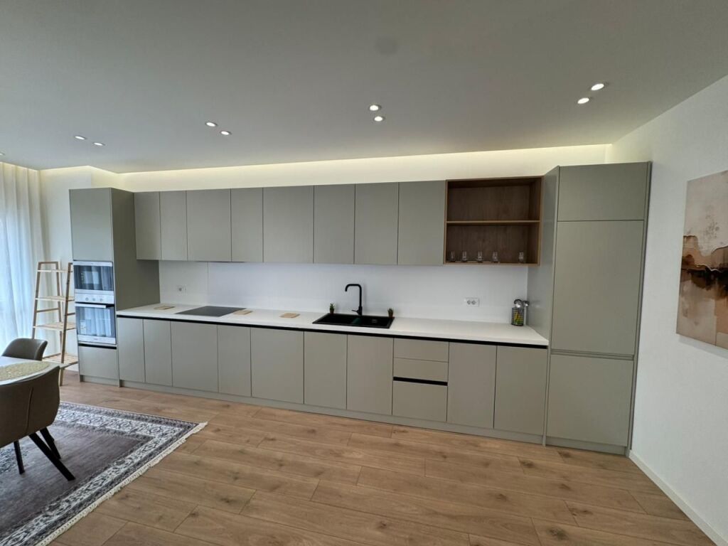 Appartamento 2+1+2 in affitto  Indirizzo: Zogu I zi  5° piano  Arredato e mai abitato prima  Superficie 120 m2  Prezzo 1100€ trattabile