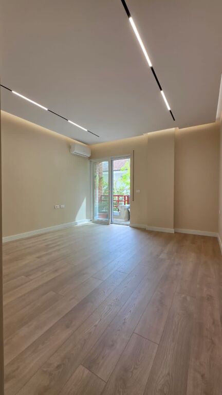 Jepet me qera ambjent perball Coin/Rtsh 🔹️2+1+2+ Post parkimi  🔹️I konvertushem ne 3+1  🔹️131m2  bruto - 114 m2 neto 🔹️Oreinetim jug/lindje 🔹️Kati i 2 , mundesi reklamimi nga rruga kryesore Coini 🟢 Te sapo rinovuara :  🔹️Komplet Instalimet elektrike mundsi konvertimi ne smart home  🔹️2 Tualetet  🔹️Vetratat Veka tripleks  me mekanizem hapes horizontal 🔹️4 kondicioner Hitachi 12 Btu 🔹️Parket kronotex 1.2cm  🔹️Tavan i varur me ndriçim perimetral  🔹️Dyert  🔹️Tendat Cmimi 250000 leke neto /muaj