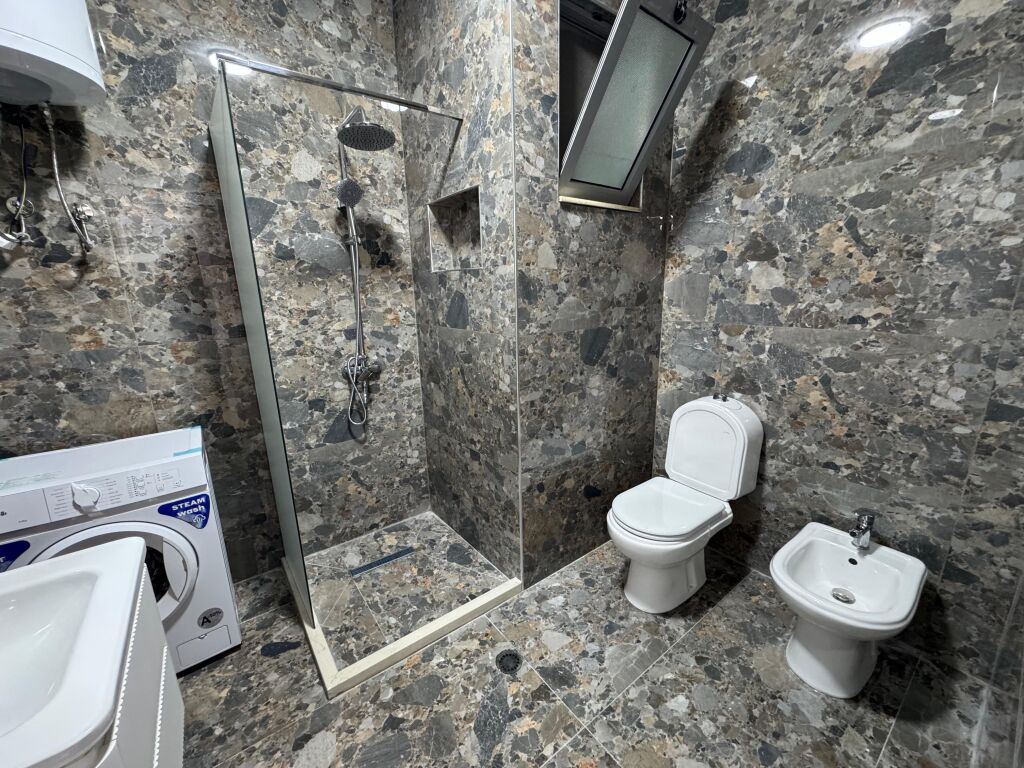 Shitet Apartament 2+1 Tek Shkembi i kavajes