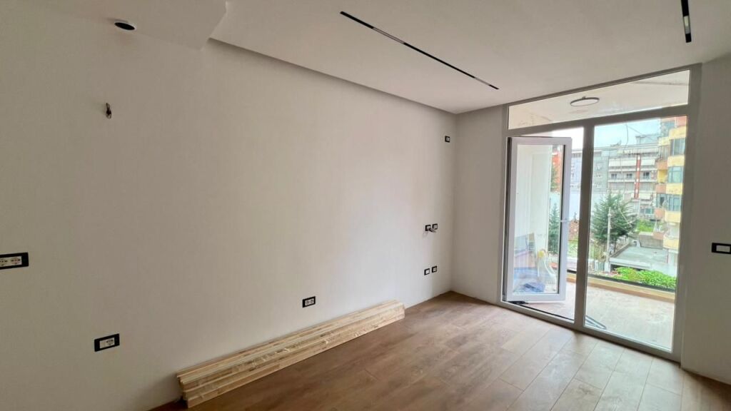 🏠SHITET: 1+1📍21 Dhjetori (Prane Hotel Mondial) - Pallat i Ri Buze Rruges Kryesore - 155,000€ - K.2 - Sp.54m² || Nje nder zonat me te kerkuara te qytetit🔥