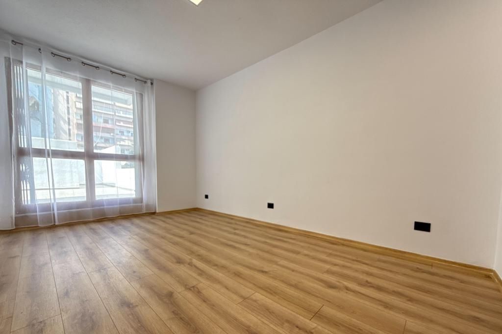 Appartamento 1+1 e veranda in Affitto presso l'ex Esposizione, Tirana