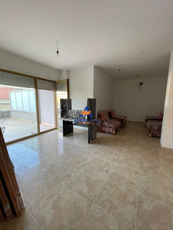 JEPET ZYRE ME QERA 104M2 "KULLAT BINJAKE ( PAS SKY TOWER)" 2675 EURO