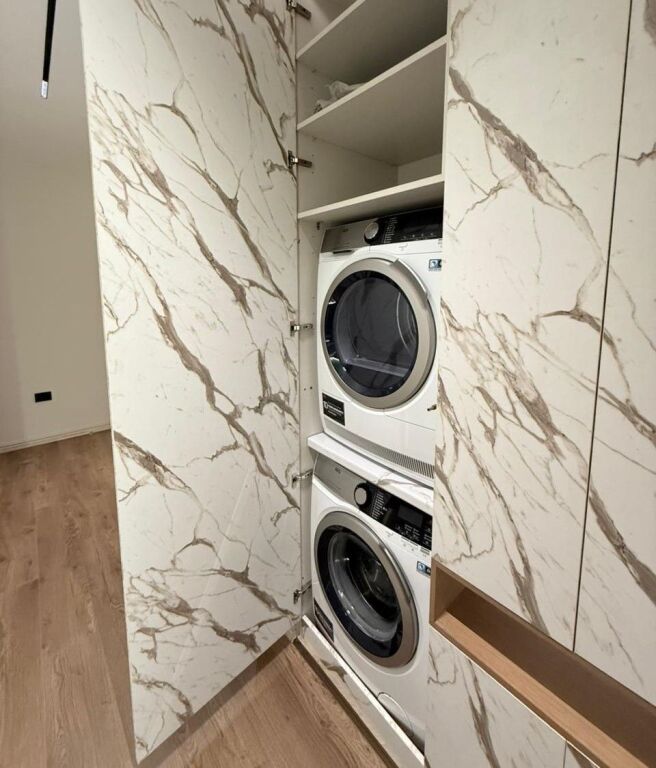 Jepet Apartament Luksoz 2+1 me Qira te Liqeni i Tiranës!