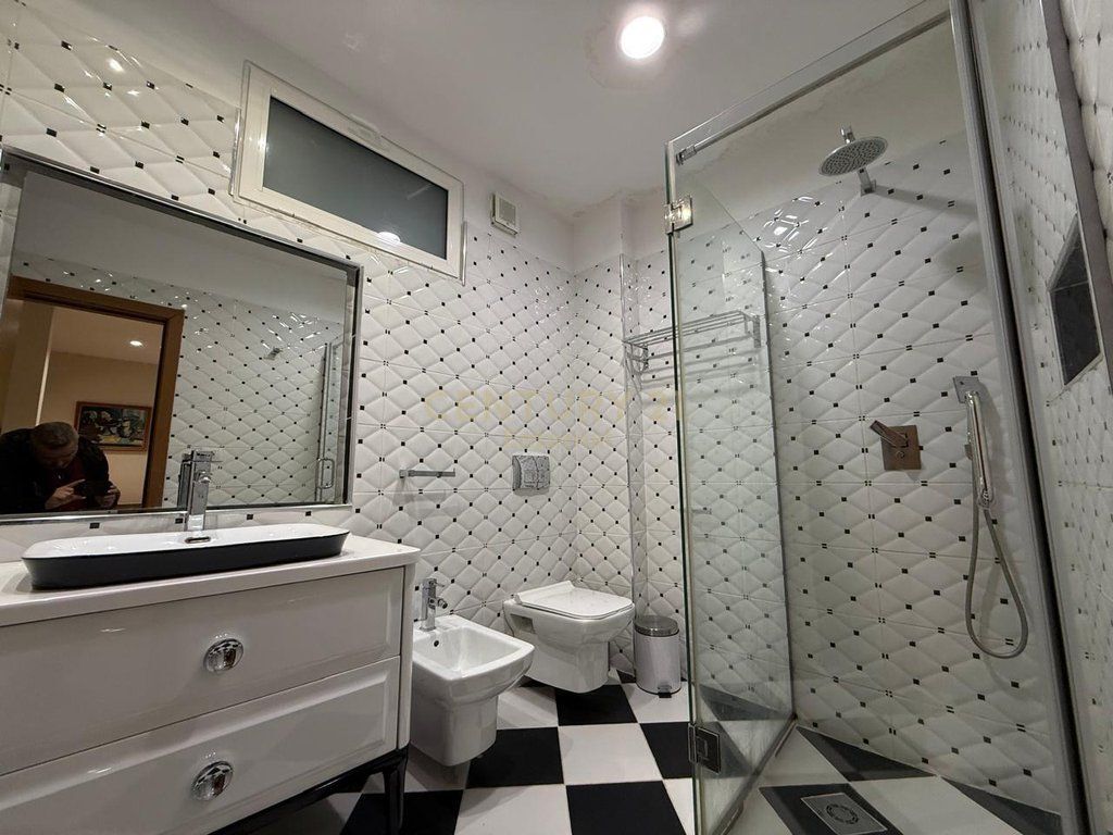 Apartament luksoz 2+1+2 per shitje tek rruga Mine Peza