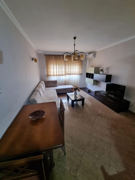 📣 QERA Apartament 1+1 📍 Prane Gjimnazit "Petro Nini Luarasi" ✨   🏢 Ndertim i Ri  🪜 Kati 8 (Me Ashensor)  🛋️ Totalisht i Mobiluar   💶 Cmimi 60.000 Leke/Muaj