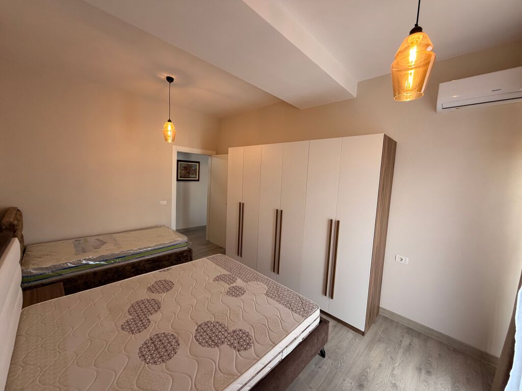 Jepet me qera apartament 1+1 ne rrugen Xhanfize Keko te Xhamlliku.Apartamenti eshte totalisht i ri,i sapo arreduar me cdo gje cilesore,ndodhet ne nje pallat te ri me ashensor.600 mije leke qeraja mujore