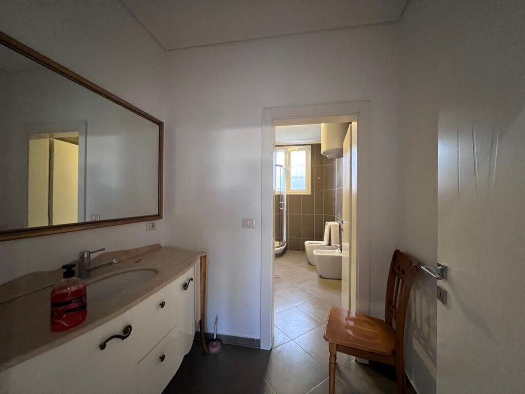 JEPET ME QERA VILE 4 KATESHE- RRUGA ILJAZ CERGA, NGJITUR ME UNAZEN E MADHE