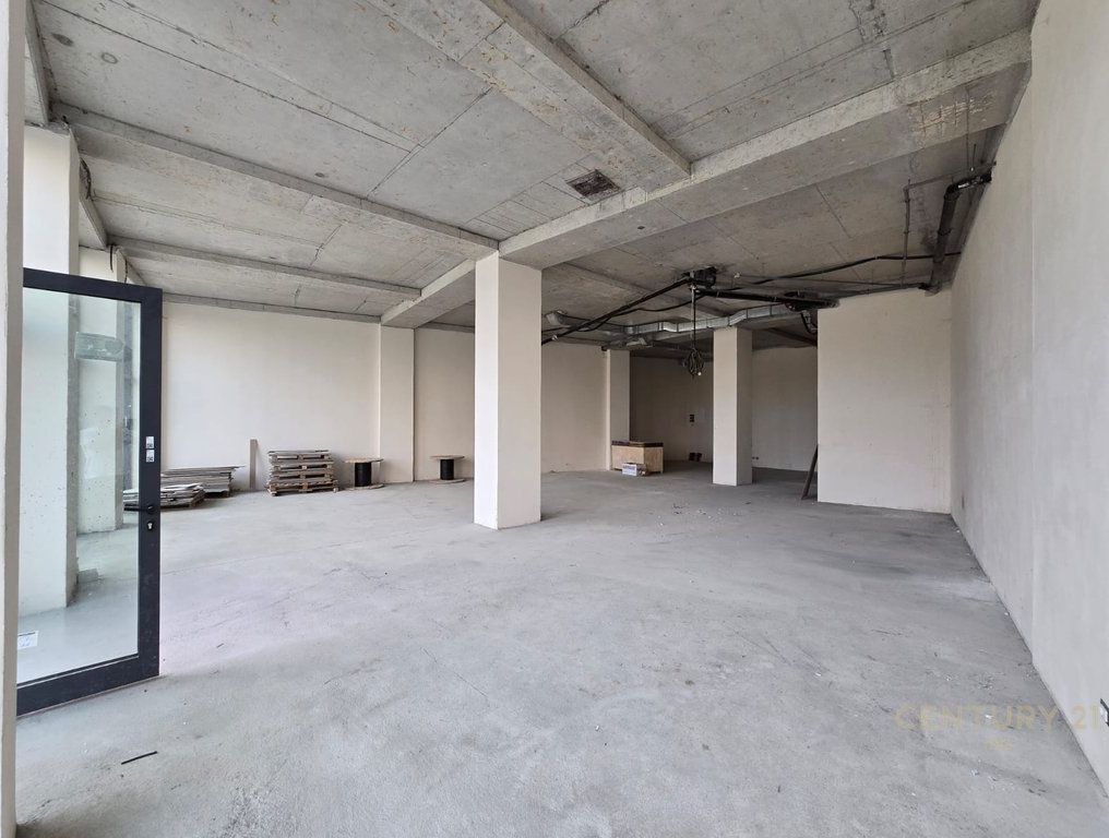 COMMERCIAL UNIT FOR RENT WITH 2 PARKING SPOTS, GROUND FLOOR AT LAKE VIEW !!