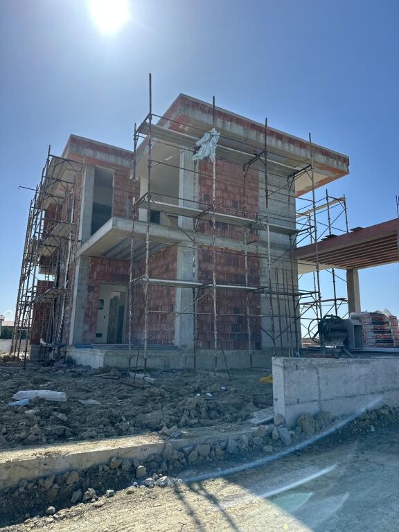 VILË PËR SHITJE NË GJIRIN E LALZIT !   300,000 €