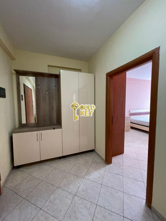 🏡  APARTAMENT ME QERA 1+1Pallati i Sportit, Rrugë Kryesore, Durrës