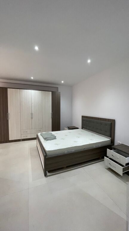 21 Dicembre vicino al Centro, si affitta un nuovo appartamento 2+1, nuovo, mai abitato, in un edificio nuovo!